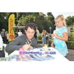 Kevin de Winter schreibt Autogramme (3).JPG